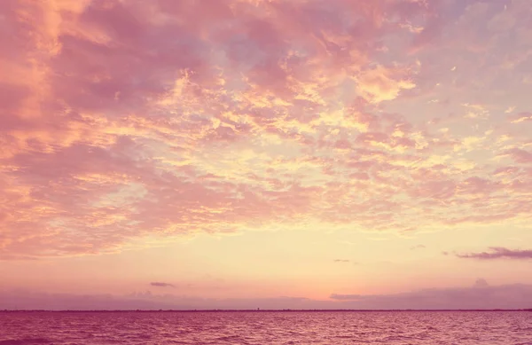 Ungewöhnliche Gewitterwolken Bei Sonnenuntergang Helle Lebendige Korallenfarben Des Himmels Für — Stockfoto