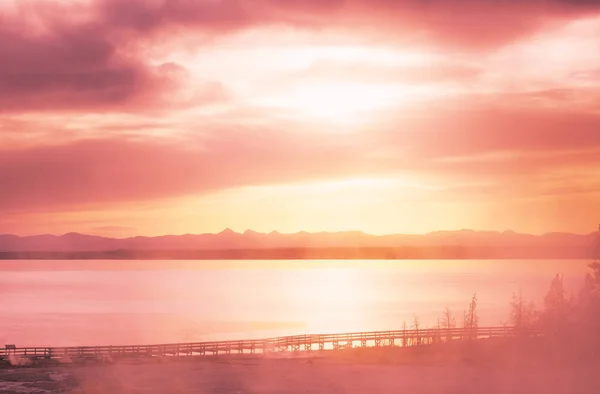 Εμπνέοντας Φυσικό Υπόβαθρο Ξύλινο Χώρο Περιπάτου Κατά Μήκος Geyser Πεδία — Φωτογραφία Αρχείου