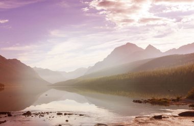 Buzul Ulusal Parkı, Montana, ABD 'deki muhteşem dağların yansımasıyla güzel Bowman Gölü. Instagram filtresi.