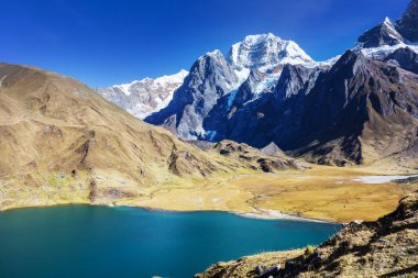 Cordillera Huayhuash, Peru, Güney Amerika 'daki güzel dağ manzaraları