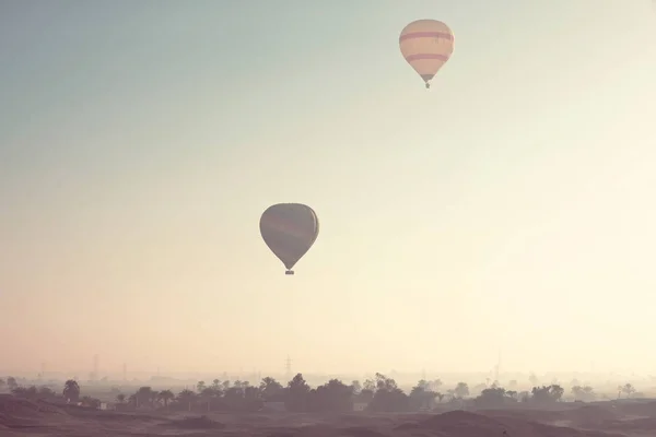 Αερόστατα Πάνω Από Την Αφρικανική Oazis Ταξίδια Φυσικό Υπόβαθρο — Φωτογραφία Αρχείου