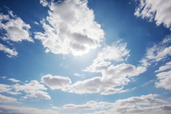 Solig Bakgrund Blå Himmel Med Vita Moln Naturlig Bakgrund — Stockfoto