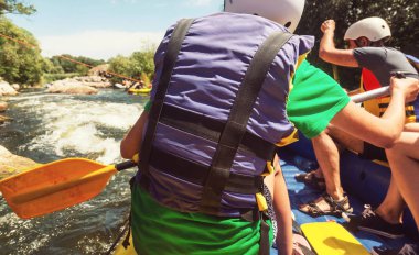 Rafting takımı, yaz ekstrem su sporları.