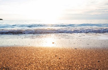 Gün batımında güzel bir deniz dalgası ve çakıl taşı. İnanılmaz bir tatil ve seyahat geçmişi..
