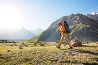 Yolculuk zamanı. Tacikistan, Pamir 'deki güzel Fann dağlarında yürüyüş yapan bir adam. Orta Asya.