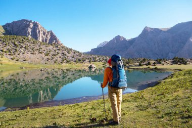 Yolculuk zamanı. Tacikistan, Pamir 'deki güzel Fann dağlarında yürüyüş yapan bir adam. Orta Asya.