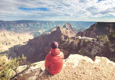 Grand Canyon Ulusal Parkı, Arizona, ABD üzerindeki uçurum dağlarındaki gezgin. İlham verici bir duygu. Seyahat yaşam tarzı yolculuk başarı motivasyon konsepti macera tatili açık hava konsepti.