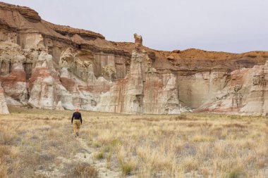 Utah dağlarında yürüyüş. Alışılmadık doğal manzaralarda yürüyüş. Fantastik kumtaşı oluşumları.