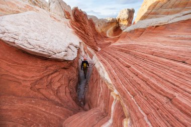 Utah dağlarında yürüyüş. Alışılmadık doğal manzaralarda yürüyüş. Fantastik kumtaşı oluşumları.
