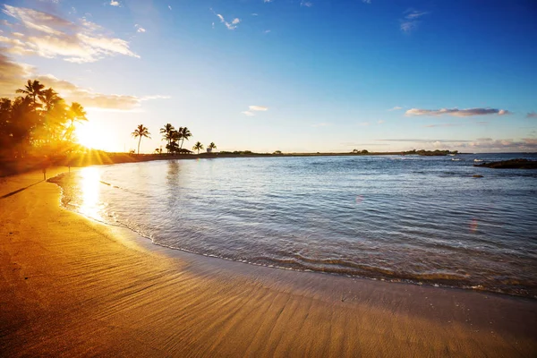 Erstaunlicher Hawaiianischer Strand Bei Fantastischem Sonnenuntergang Schöne Ferien Hintergrund — Stockfoto