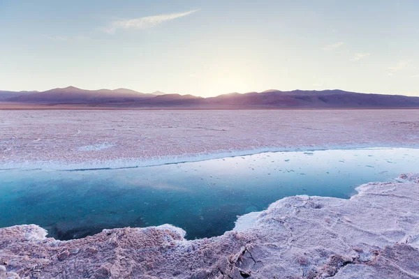 サリナスの塩水プールグランド塩フラット アルゼンチン 珍しい自然景観 — ストック写真