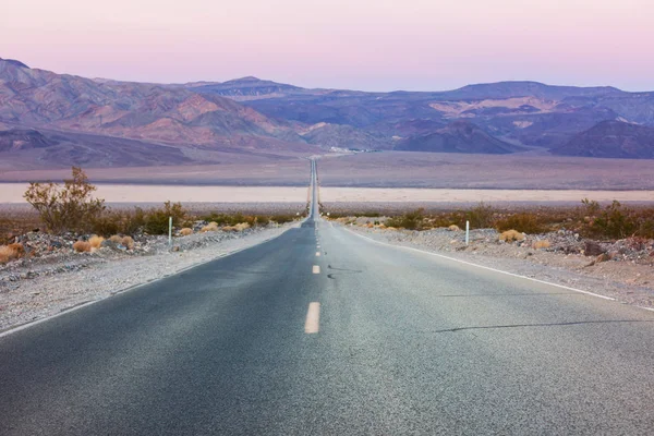 草原上的道路 — 图库照片