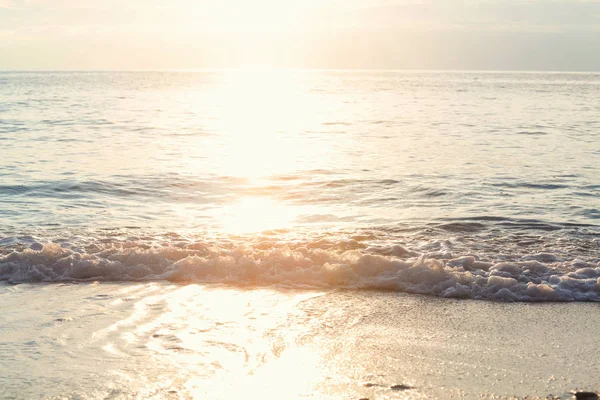 日没の美しい海の波と小石 素晴らしい休日と旅行の背景 — ストック写真