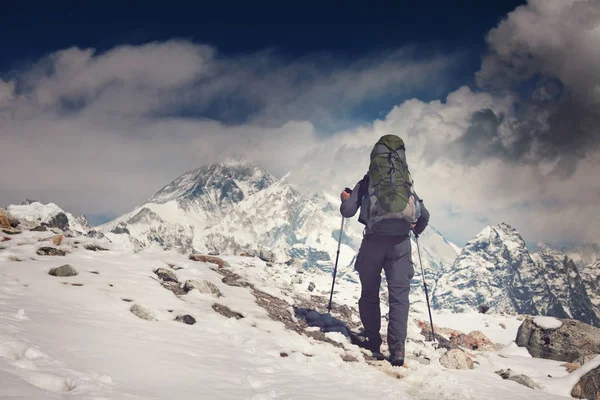 Himalayalar 'da bir yürüyüşçü. Nepal