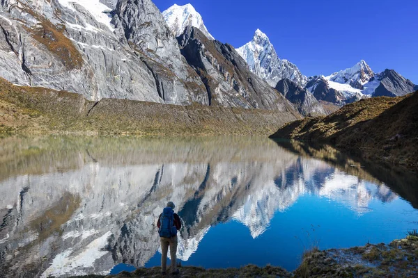 ペルーのコーディレラ山脈のハイキングシーン — ストック写真