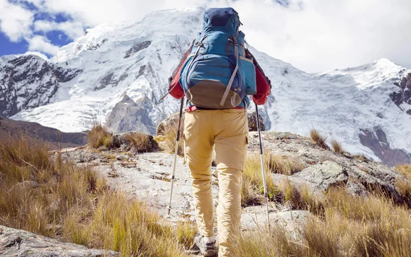 Cordillera dağlarında yürüyüş sahnesi, Peru