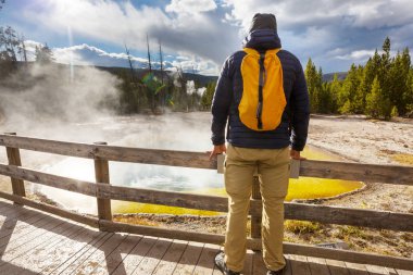 Renkli Sabah Havuzu - Yellowstone Ulusal Parkı 'nda ünlü kaplıca, Wyoming, ABD