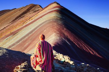 Vinicunca, Cusco Bölgesi, Peru 'da yürüyüş sahnesi. Montana de Siete Renkleri, Gökkuşağı Dağı.