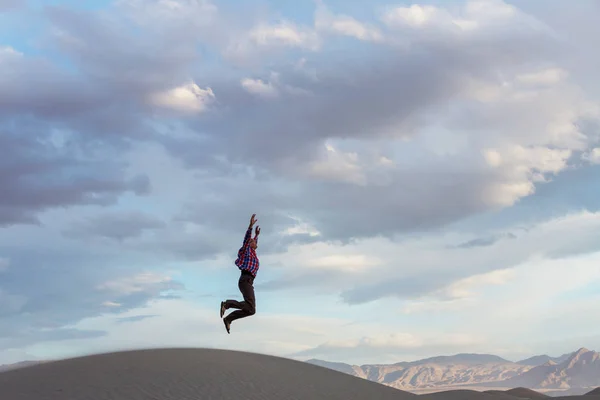 Mann Springt Bei Sonnenuntergang Sanddünen — Stockfoto