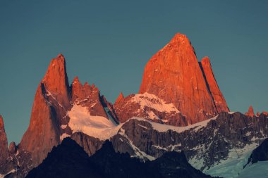 Ünlü Cerro Fitz Roy. Patagonya, Arjantin 'in en güzel ve aksanlı zirvelerinden biri.