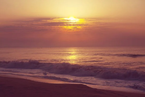 Nádherný Barevný Západ Slunce Mořském Pobřeží Dobrý Pro Tapetu Nebo — Stock fotografie