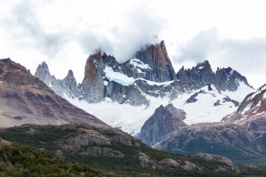 Ünlü Cerro Fitz Roy. Patagonya, Arjantin 'in en güzel ve aksanlı zirvelerinden biri.