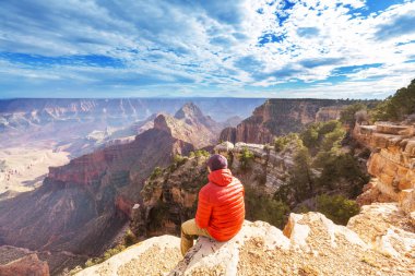 Grand Canyon Ulusal Parkı, Arizona, ABD üzerindeki uçurum dağlarındaki gezgin. İlham verici bir duygu. Seyahat yaşam tarzı yolculuk başarı motivasyon konsepti macera tatili açık hava konsepti.