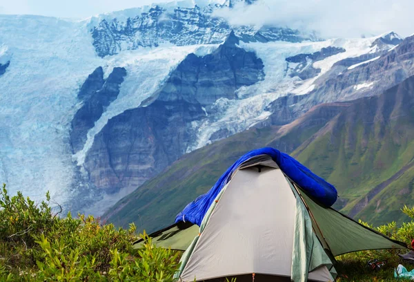 山の中のテント — ストック写真
