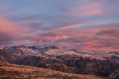 Beartooth Geçidi 'nin güzel manzarası. Shoshone Ulusal Ormanı, Wyoming, ABD. Gün doğumu sahnesi.