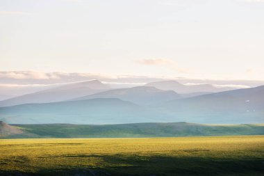 Kutup dairesinin üstündeki Tundra manzaraları