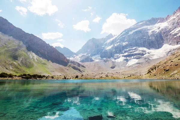 タジキスタンのファンズ山脈 Pamir の美しい穏やかな湖 — ストック写真