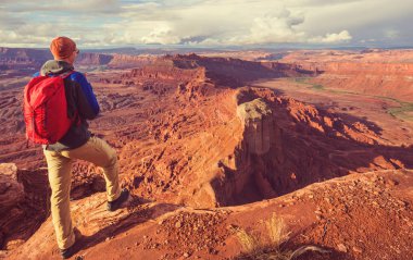 Utah dağlarında yürüyüş. Alışılmadık doğal manzaralarda yürüyüş. Fantastik kumtaşı oluşumları.
