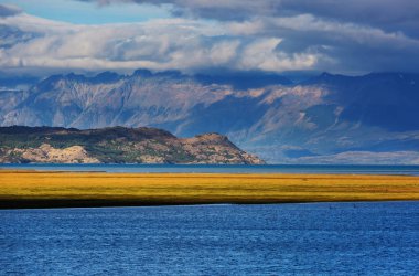 Güney Patagonya, Şili 'deki Carretera Austral çakıl yolu boyunca güzel dağlar manzarası