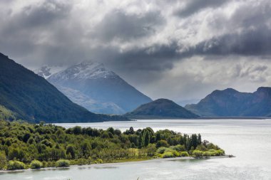 Güney Patagonya, Şili 'deki Carretera Austral çakıl yolu boyunca güzel dağlar manzarası