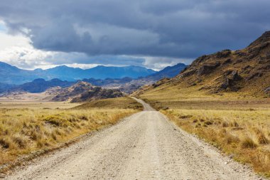 Güney Patagonya, Şili 'deki Carretera Austral çakıl yolu boyunca güzel dağlar manzarası