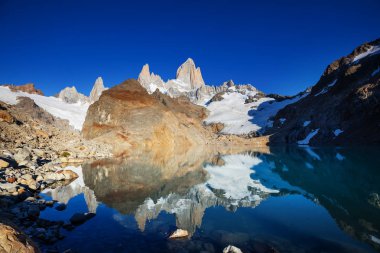 Ünlü Cerro Fitz Roy. Patagonya, Arjantin 'in en güzel ve aksanlı zirvelerinden biri.