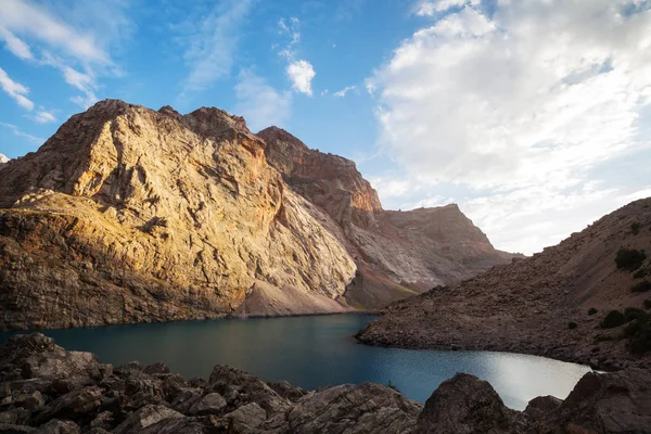 Vacker Lugn Sjö Fanns Berg Gren Pamir Tadzjikistan — Stockfoto