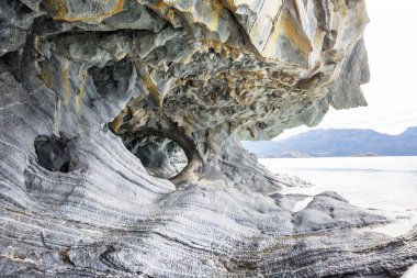 General Carrera, Patagonya, Şili gölünde alışılmadık mermer mağaraları. Carretera Austral seyahat.