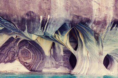 General Carrera, Patagonya, Şili gölünde alışılmadık mermer mağaraları. Carretera Austral seyahat.
