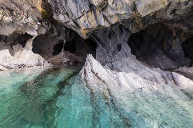 General Carrera, Patagonya, Şili gölünde alışılmadık mermer mağaraları. Carretera Austral seyahat.
