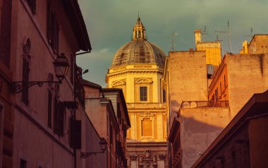Antik Roma 'da eski bir cadde, İtalya. Mimarlık ve dönüm noktası konsepti. Seyahat arkaplanı.
