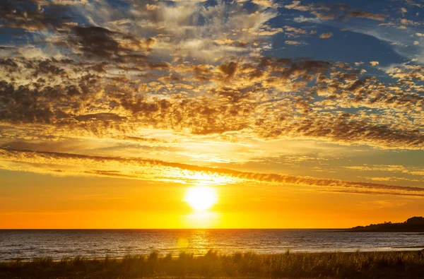 Scenografico Tramonto Colorato Sulla Costa Del Mare Buono Carta Parati — Foto Stock