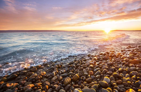 Scenografico Tramonto Colorato Sulla Costa Del Mare Buono Carta Parati — Foto Stock