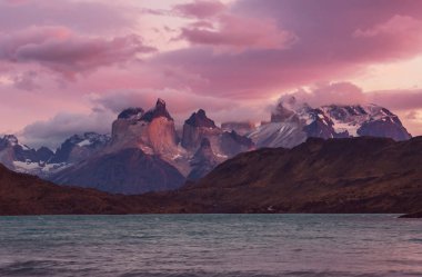 Torres del Paine Milli Parkı 'nda güzel dağ manzaraları, Şili.