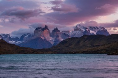 Torres del Paine Milli Parkı 'nda güzel dağ manzaraları, Şili.