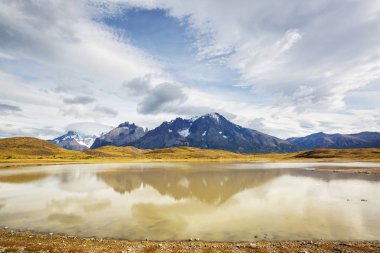 Torres del Paine Milli Parkı 'nda güzel dağ manzaraları, Şili.