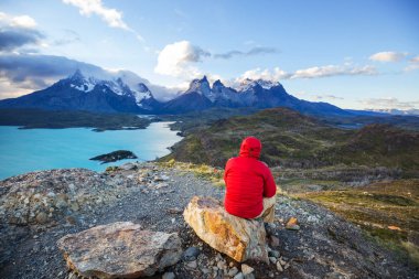 Torres del Paine Milli Parkı 'nda güzel dağ manzaraları, Şili.