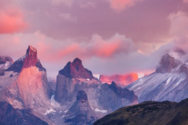Torres del Paine Milli Parkı 'nda güzel dağ manzaraları, Şili.