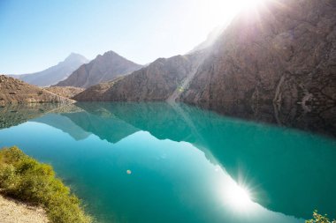 Tacikistan 'daki Fanns dağlarındaki güzel sakin göl (Pamir' in kolu).