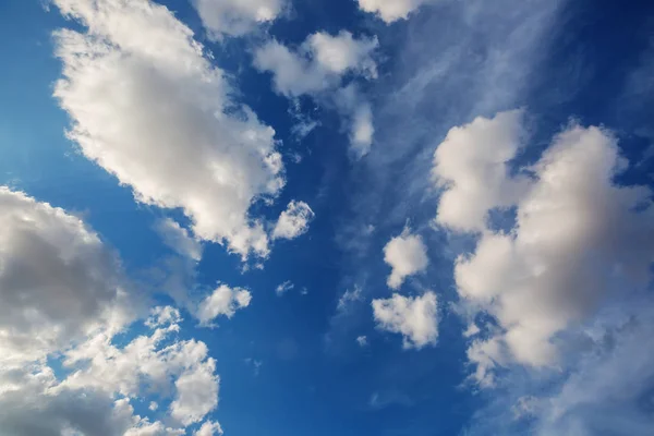 Sonnigen Hintergrund Blauen Himmel Mit Weißen Wolken Natürlichen Hintergrund — Stockfoto